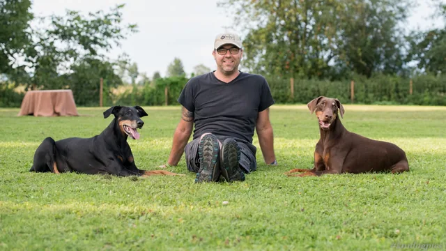 Christian Huber mit zwei Hunden